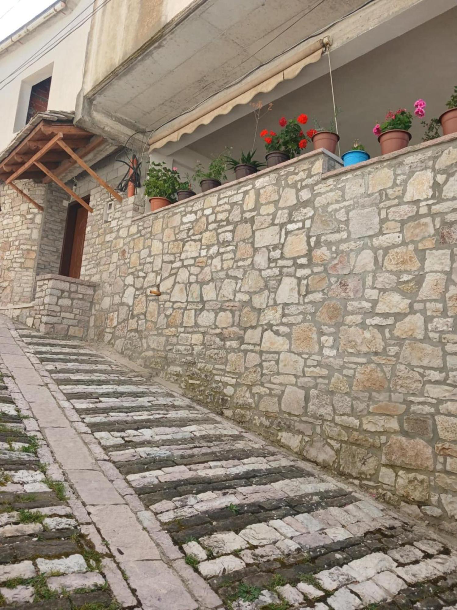 Eniguesthouse Gjirokastër Eksteriør bilde