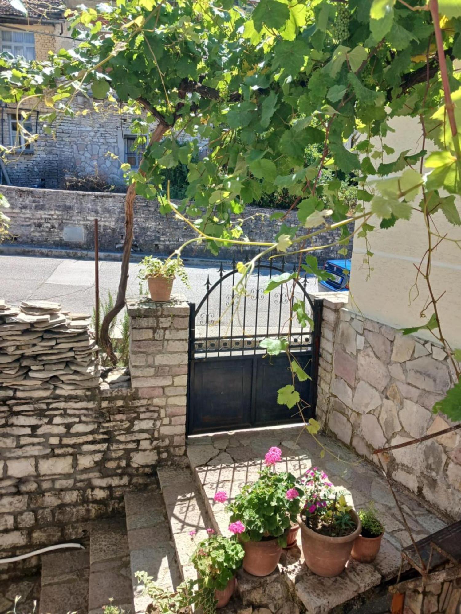 Eniguesthouse Gjirokastër Eksteriør bilde